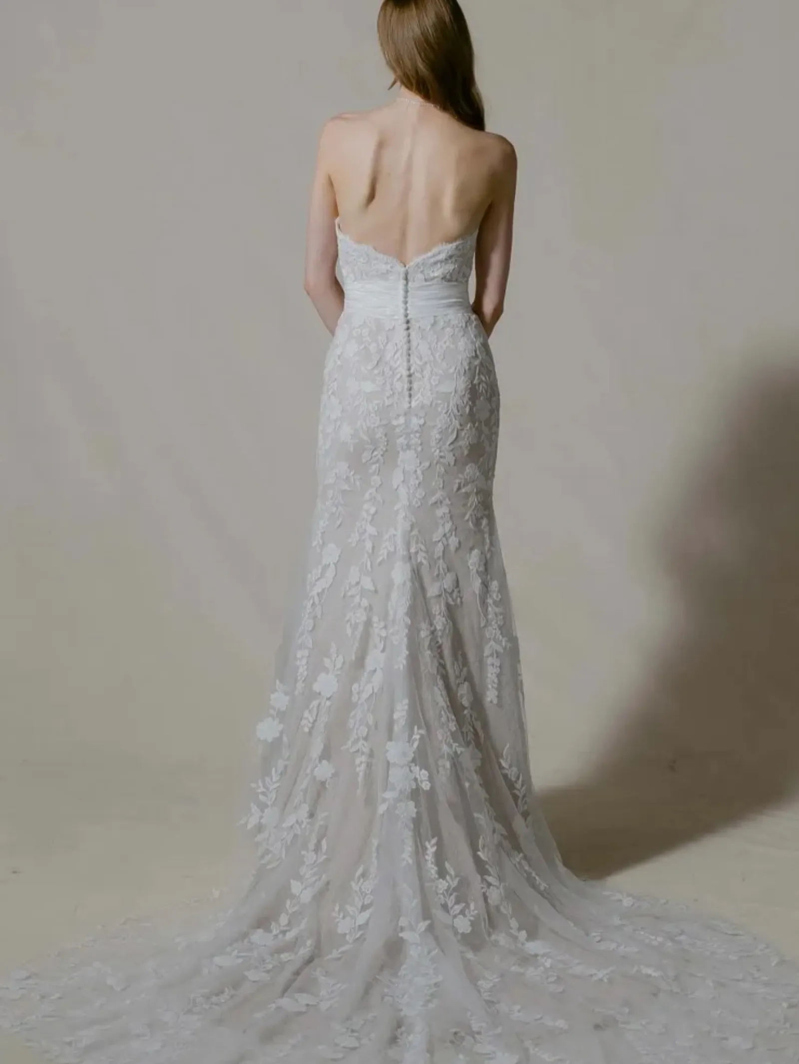 Espalda de vestido recto con encaje y botones forrados