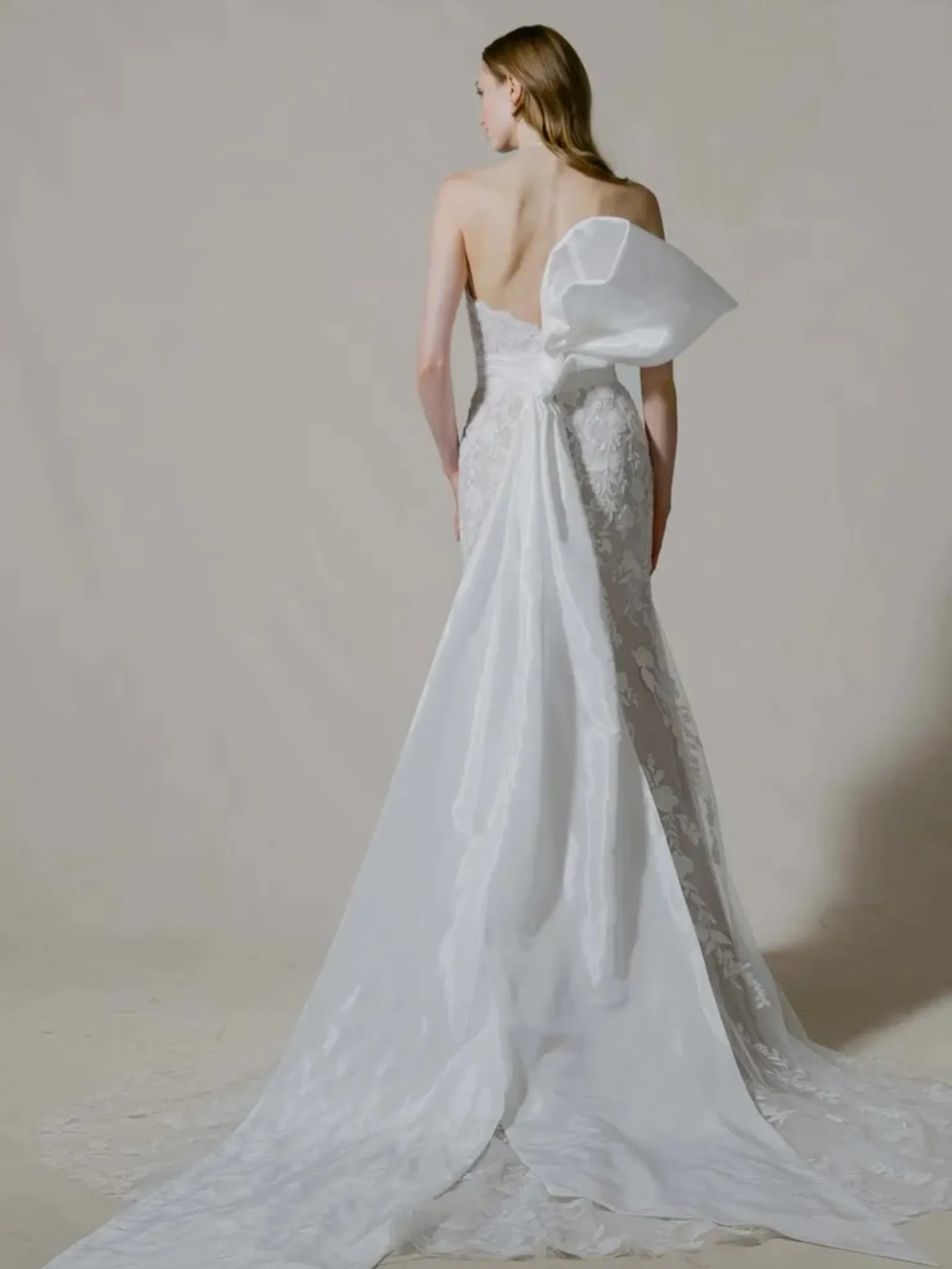Vestido con moño de tul en la espalda y falda de encaje