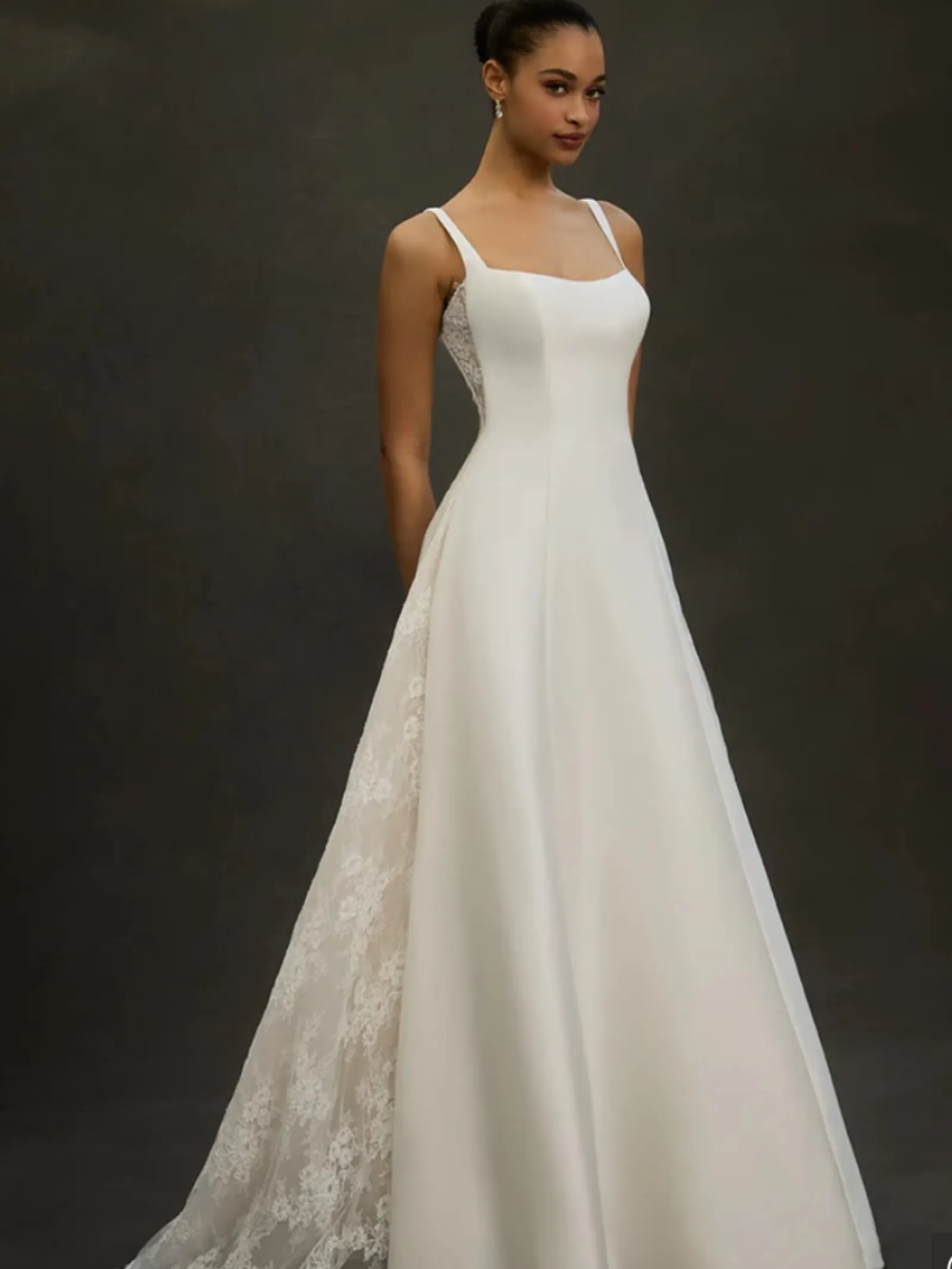 Vestido de satén liso, escote recto y falda de corte A con cola