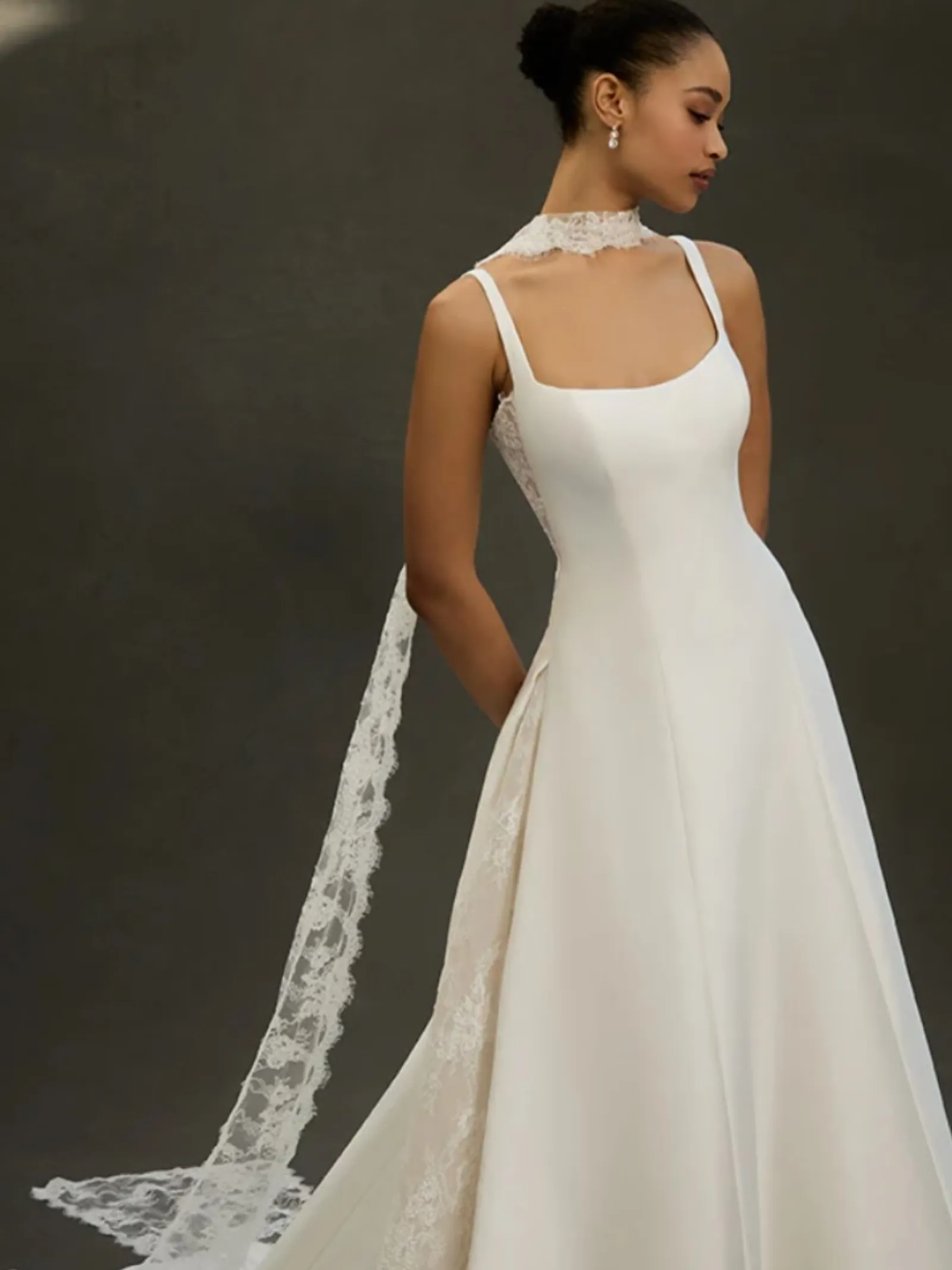 Vestido de satén con cuello alto de encaje desmontable y velo de encaje